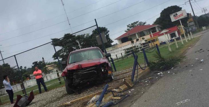 Conductor pierde el control de su camioneta y se lleva una cerca en Río Viejo