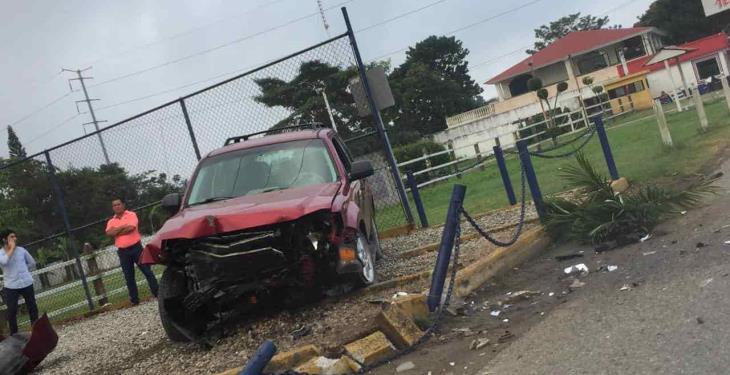 Conductor pierde el control de su camioneta y se lleva una cerca en Río Viejo