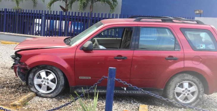 Conductor pierde el control de su camioneta y se lleva una cerca en Río Viejo