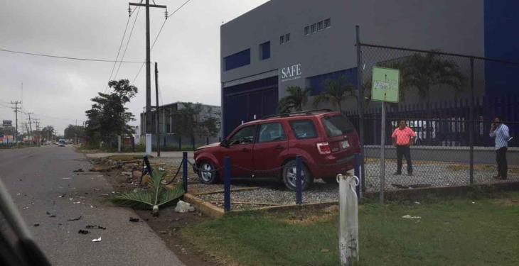 Conductor pierde el control de su camioneta y se lleva una cerca en Río Viejo