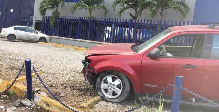 Conductor pierde el control de su camioneta y se lleva una cerca en Río Viejo