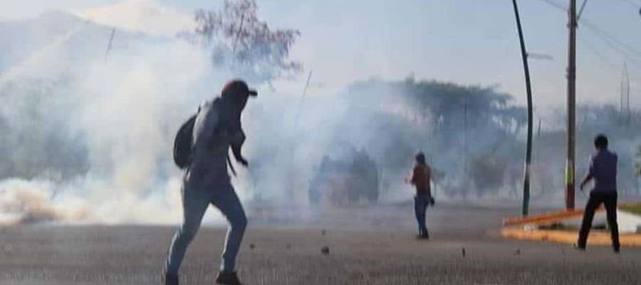 Enfrentamiento entre padres de los 43 normalistas y autoridades de Chiapas, deja 20 lesionados