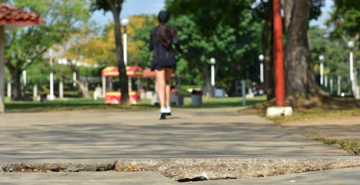 Andador deteriorado del parque La Choca pone en riesgo a corredores