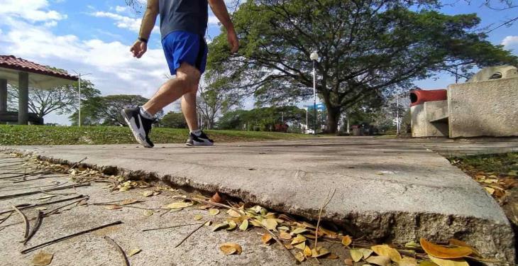 Andador deteriorado del parque La Choca pone en riesgo a corredores