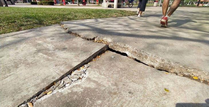 Andador deteriorado del parque La Choca pone en riesgo a corredores