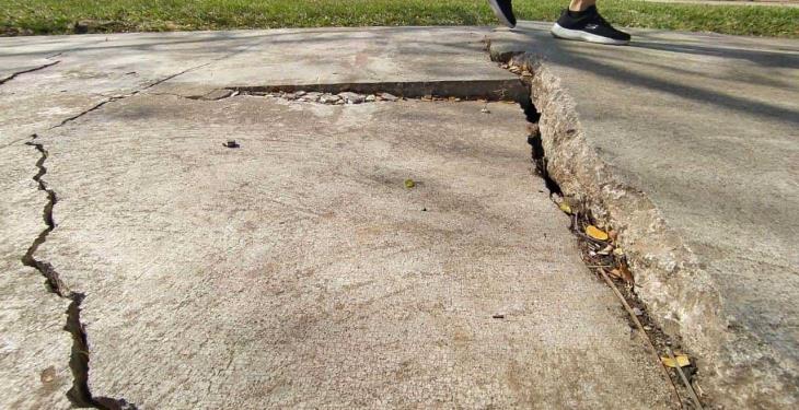 Andador deteriorado del parque La Choca pone en riesgo a corredores