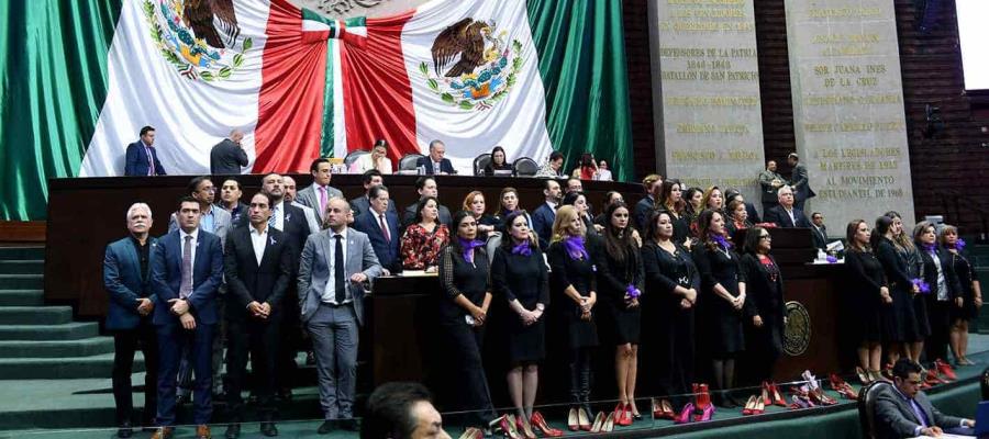 Diputadas federales se quitan los zapatos como protesta por feminicidios