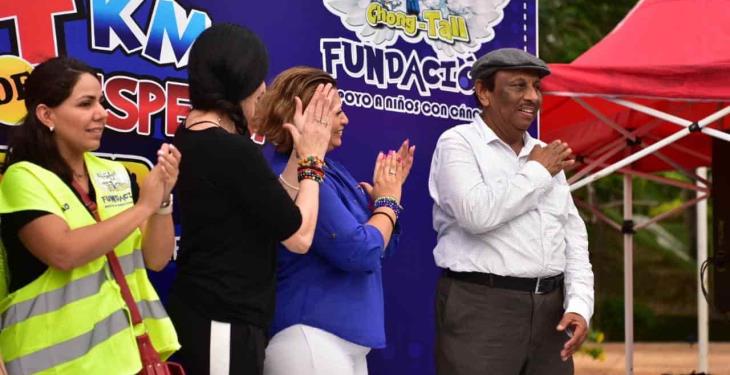 Logran Los Angeles del mago Chong-Tall” recolectar 4 kilómetros y medio de despensas para familias de niños con cáncer