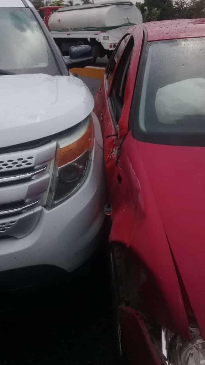 Carambola de 4 vehículos deja dos personas golpeadas