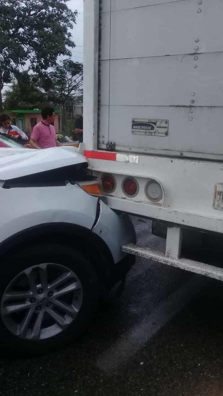 Carambola de 4 vehículos deja dos personas golpeadas