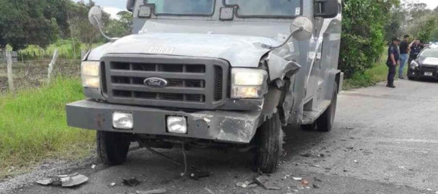 Deja 2 lesionados choque entre particular y camioneta de valores en Cunduacán