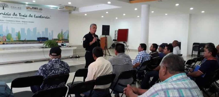 Problemas económicos, inseguridad y reglamento de tránsito, impiden que taxistas sean felices: Conferencista