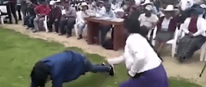 Madre peruana da latigazos a su hijo por robar un celular Madre peruana da latigazos a su hijo por robar un celular