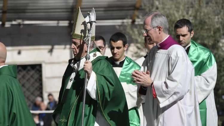 Califica el Papa de hipócritas a los países que hablan de paz y venden armas