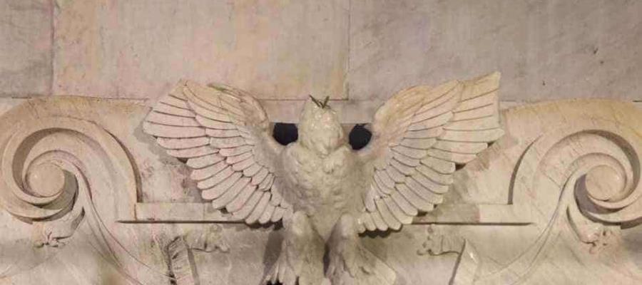 Sujeto decapita el águila del Hemiciclo a Juárez en la CDMX