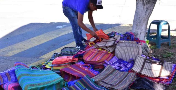 Resurgen vendedores de morrales tras prohibición de bolsas de plástico en comercios