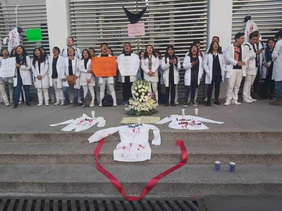 Estudiantes de medicina en Puebla exigen justicia tras asesinato de tres de sus compañeros