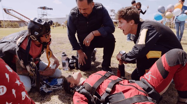 Se desmaya Galilea Montijo al saltar de avión en paracaídas