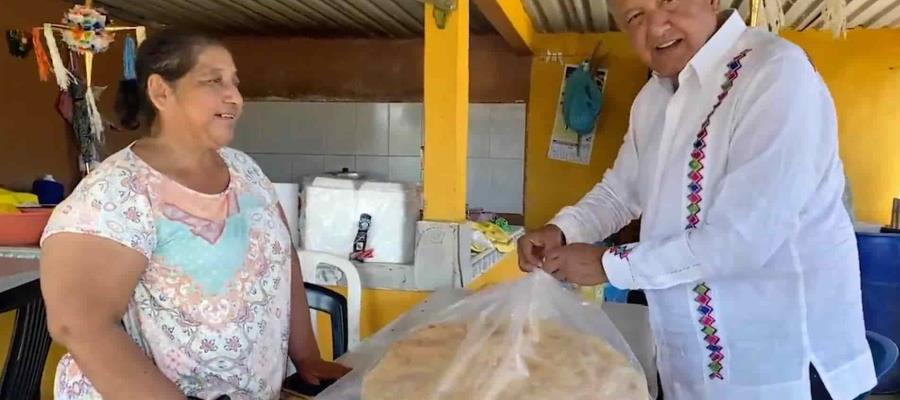 Aprovecha Obrador a comprar totoposte y tamalito de maíz nuevo, en su último día en Tabasco