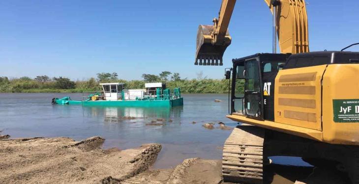 Por fin… inician desazolve del tapón en El Macayo