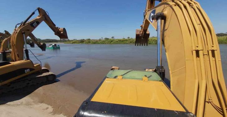 Por fin… inician desazolve del tapón en El Macayo
