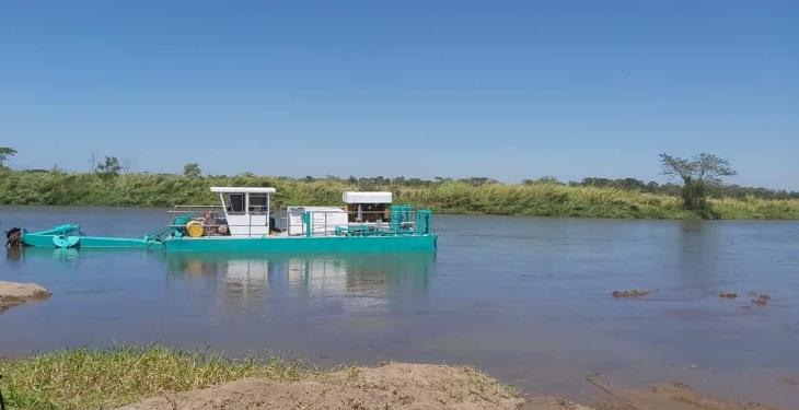 Por fin… inician desazolve del tapón en El Macayo