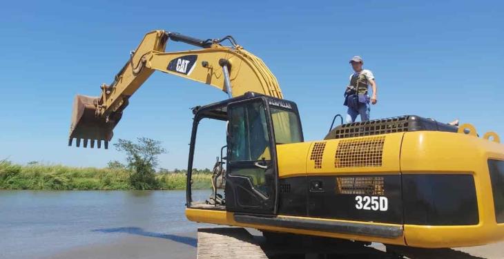 Por fin… inician desazolve del tapón en El Macayo