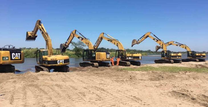 Por fin… inician desazolve del tapón en El Macayo