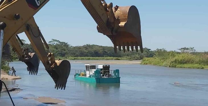 Por fin… inician desazolve del tapón en El Macayo