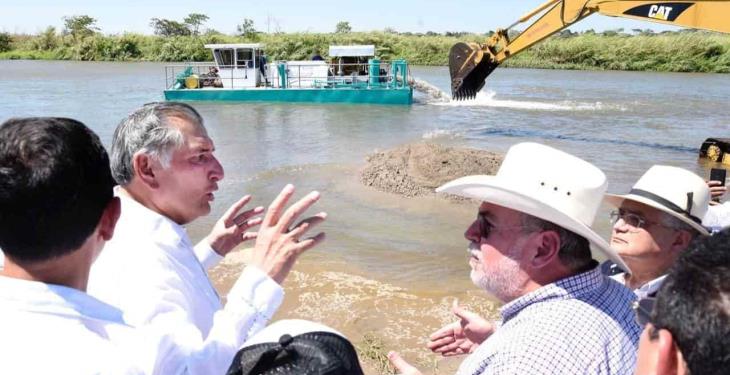 Por fin… inician desazolve del tapón en El Macayo