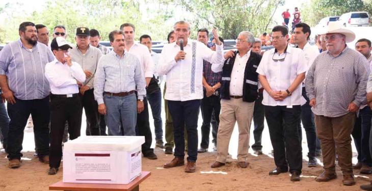 Por fin… inician desazolve del tapón en El Macayo