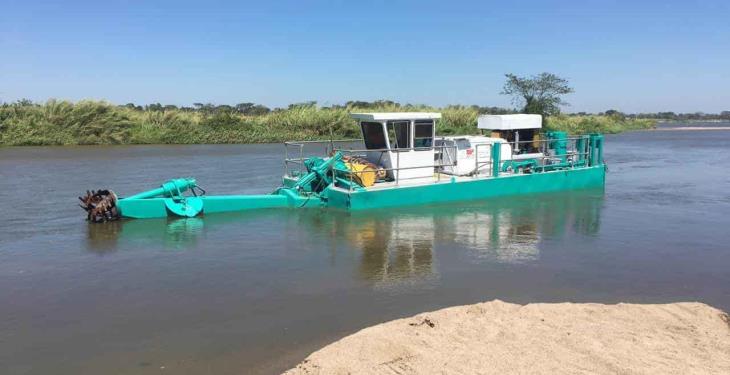Por fin… inician desazolve del tapón en El Macayo
