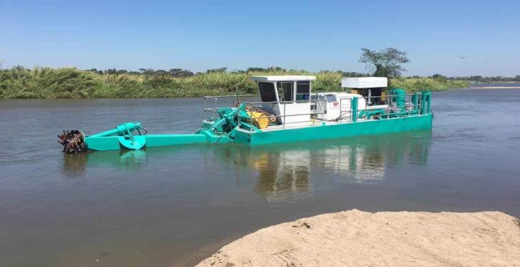 Por fin… inician desazolve del tapón en El Macayo