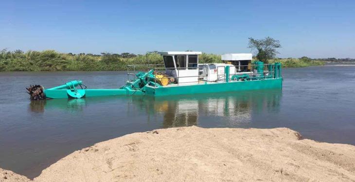 Por fin… inician desazolve del tapón en El Macayo