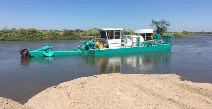 Por fin… inician desazolve del tapón en El Macayo