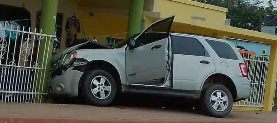 Persecución y balacera en Playas del Rosario deja 1 detenido y un auto chocado