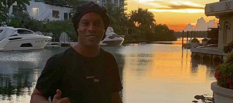 Detienen a Ronaldinho por portar pasaporte falso