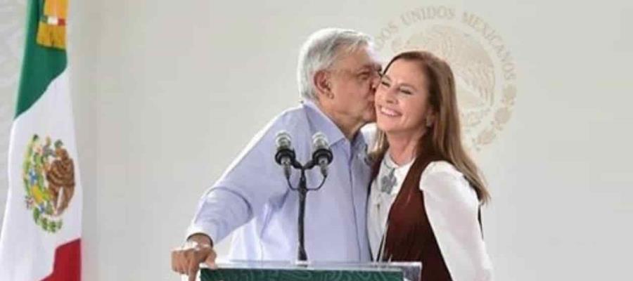 ‘¡Qué vivan las mujeres!’ expresa AMLO, tras besar a Beatriz Gutiérrez ‘¡Qué vivan las mujeres!’ expresa AMLO, tras besar a Beatriz Gutiérrez