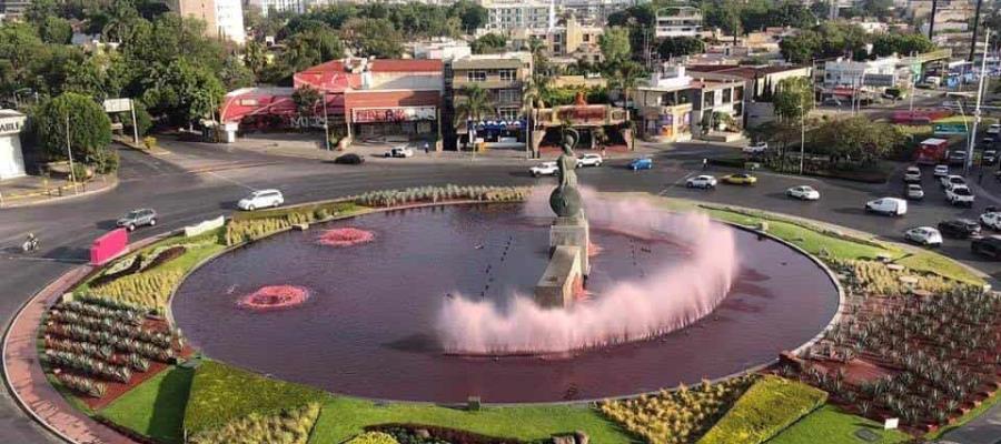 Pintan de rojo agua de La Minerva en Guadalajara, en apoyo al 9M