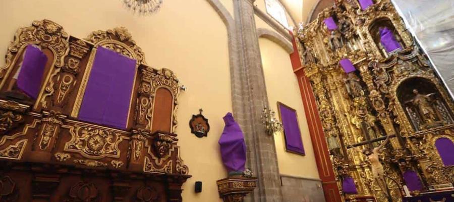 Iglesia de la CDMX cubre imágenes de vírgenes y santas en apoyo a mujeres