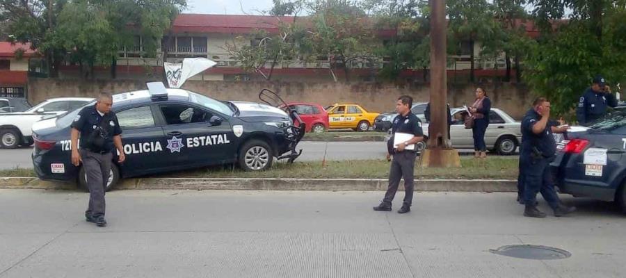 Policía se duerme al volante y se sube al camellón en el periférico