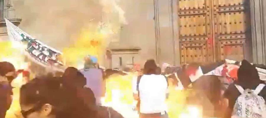 Condena Beatriz Gutiérrez Müller con un Así no explosión frente a Palacio Nacional