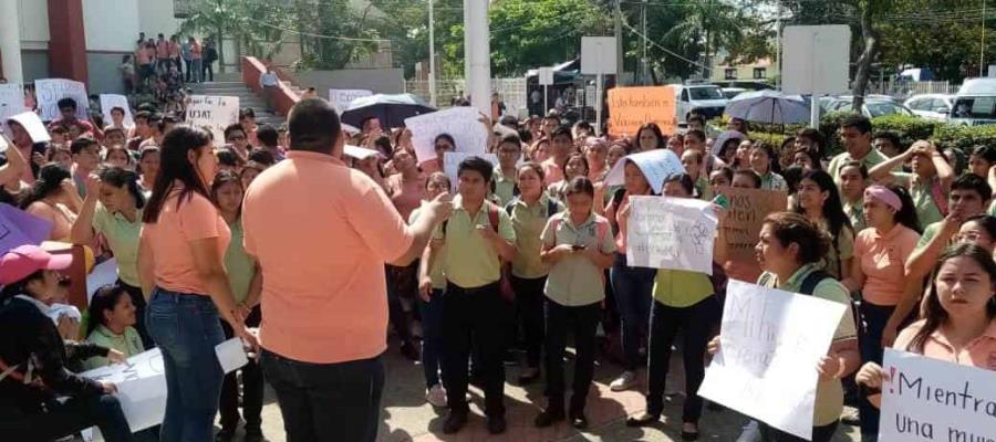 200 estudiantes de ‘la normal’ se manifiestan ante la FGE… en apoyo a su compañera 200 estudiantes de ‘la normal’ se manifiestan ante la FGE… en apoyo a su compañera