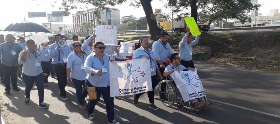 Toman las calles trabajadores de la CEDH, en demanda del pago de la compensación de fin de mes