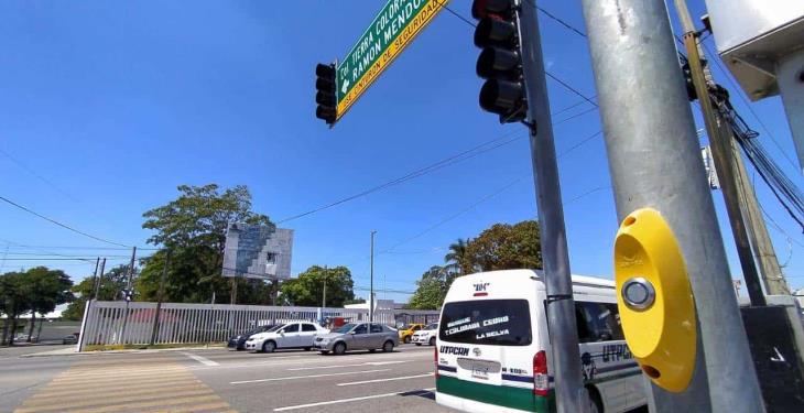 Semáforo permite al peatón parar el tráfico para cruzar la calle