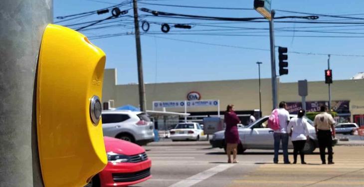 Semáforo permite al peatón parar el tráfico para cruzar la calle