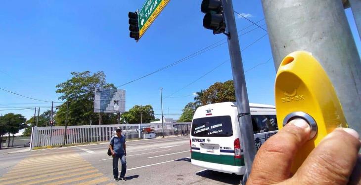 Semáforo permite al peatón parar el tráfico para cruzar la calle