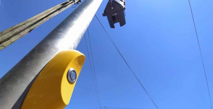 Semáforo permite al peatón parar el tráfico para cruzar la calle