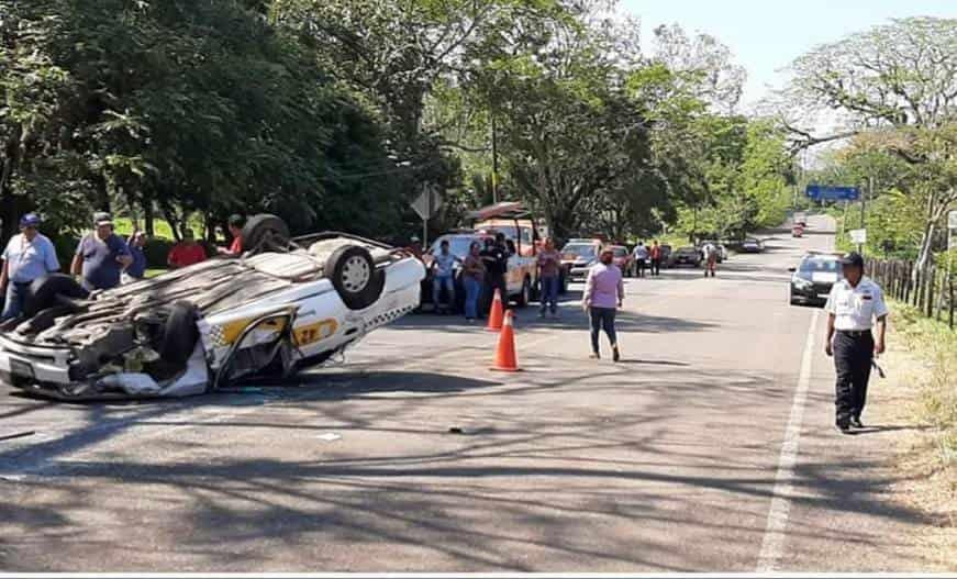 3 lesionados deja volcadura de un taxi tras choque en la carretera Teapa-Tacotalpa