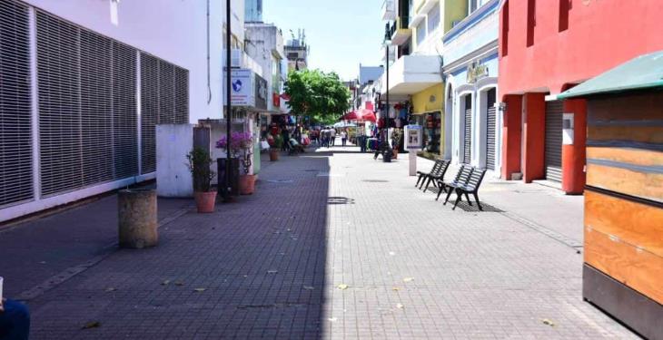 Un centro histórico semi vacío y con algunos locales cerrados es lo que prevalece este domingo